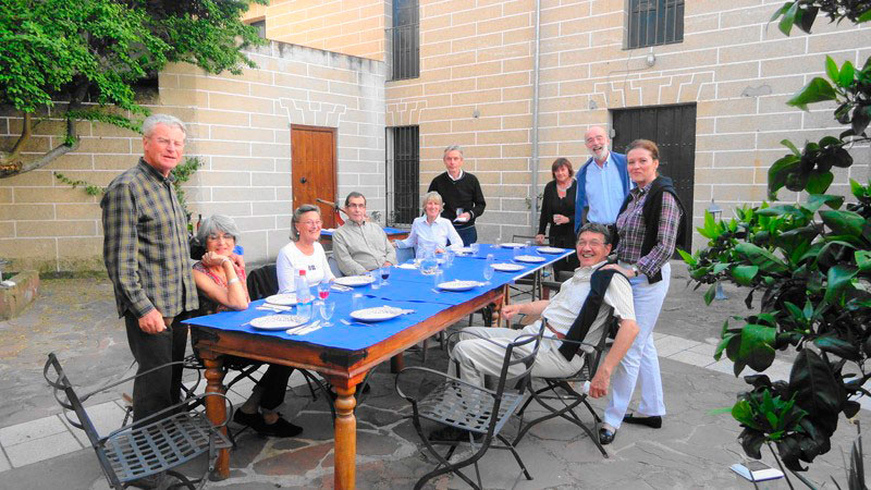 Huéspedes en el patio de la Casa Rural Vía de la Plata